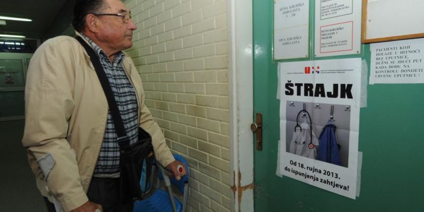 18.09.2013., Sibenik – Nakon propalog dogovora izmedju Ministarstva zdravlja i sindikata, lijecnici i medicinsko osbolje pokrenuli su strajk u bolnicama. Photo: Hrvoje Jelavic/PIXSELL 18.09.2013., Sibenik – Nakon propalog dogovora izmedju Ministarstva zdravlja i sindikata, lijecnici i medicinsko osbolje pokrenuli su strajk u bolnicama. Photo: Hrvoje Jelavic/PIXSELL