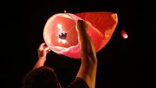 U Vodicama pušteni lampioni za tragično stradale vatrogasce na Kornatima U Vodicama pušteni lampioni za tragično stradale vatrogasce na Kornatima