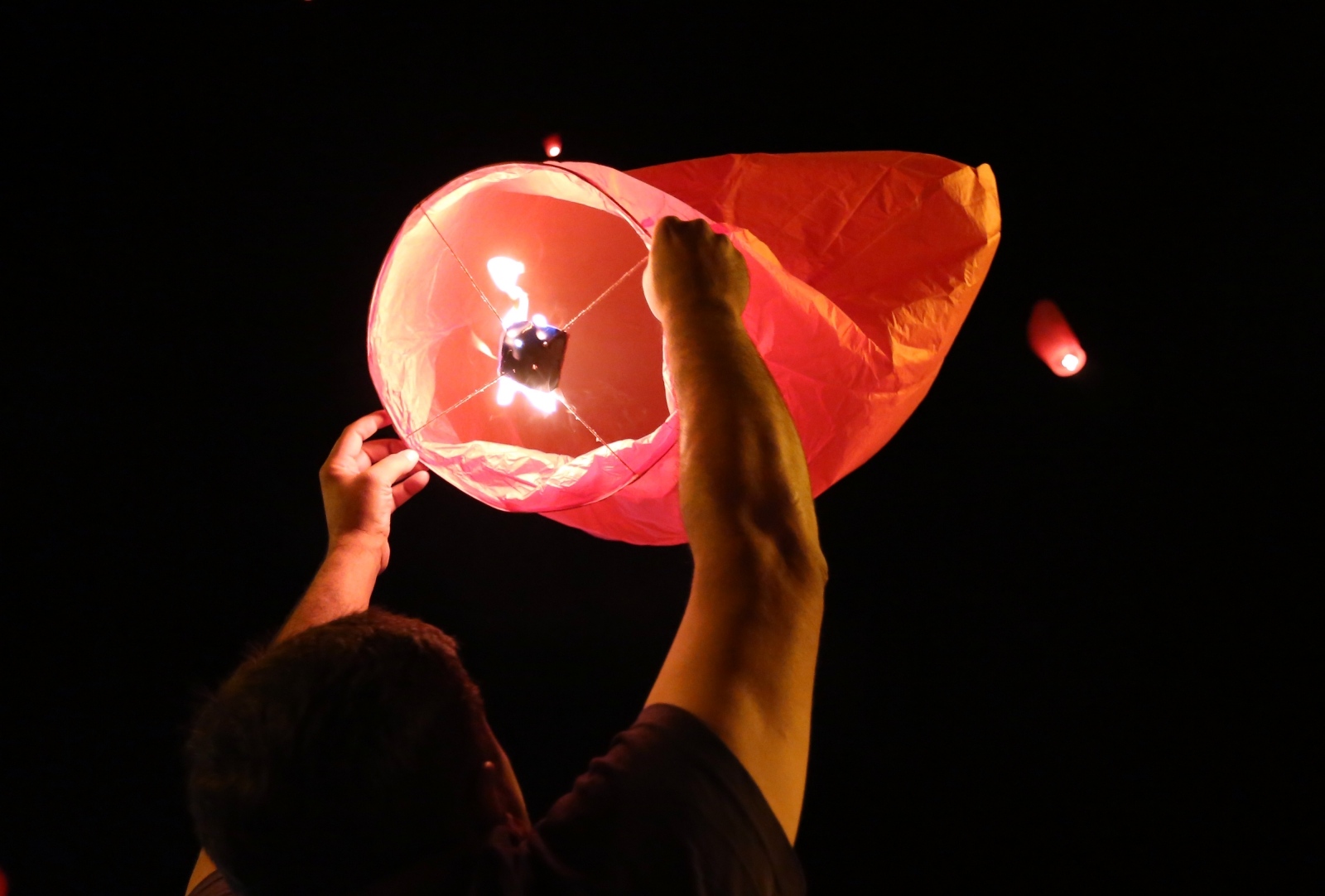 U Vodicama pušteni lampioni za tragično stradale vatrogasce na Kornatima U Vodicama pušteni lampioni za tragično stradale vatrogasce na Kornatima