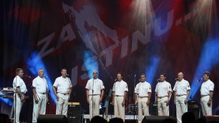 Split, 130610.
U Spaladium Areni odrzan je koncert na kojem je prikupljan novac koji ce biti iskoristen za pravnu pomoc hrvatskim generalima koji odgovaraju u Haagu i pred hrvatskim pravosudjem. Nastupali su Thompson, Oliver Dragojevic, KUD Cambi, Dalmati Split, 130610.
U Spaladium Areni odrzan je koncert na kojem je prikupljan novac koji ce biti iskoristen za pravnu pomoc hrvatskim generalima koji odgovaraju u Haagu i pred hrvatskim pravosudjem. Nastupali su Thompson, Oliver Dragojevic, KUD Cambi, Dalmati