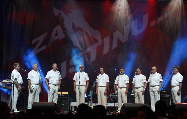 Split, 130610.
U Spaladium Areni odrzan je koncert na kojem je prikupljan novac koji ce biti iskoristen za pravnu pomoc hrvatskim generalima koji odgovaraju u Haagu i pred hrvatskim pravosudjem. Nastupali su Thompson, Oliver Dragojevic, KUD Cambi, Dalmati Split, 130610.
U Spaladium Areni odrzan je koncert na kojem je prikupljan novac koji ce biti iskoristen za pravnu pomoc hrvatskim generalima koji odgovaraju u Haagu i pred hrvatskim pravosudjem. Nastupali su Thompson, Oliver Dragojevic, KUD Cambi, Dalmati