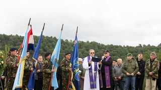 Polaganjem vijenaca na središnjem križu, u Novigradu je obilježena obljetnica pogibije članova HRM-a i Druge gardijske brigade za vrijeme akcije Maslenica. Photo: Dino Stanin/PIXSELL Polaganjem vijenaca na središnjem križu, u Novigradu je obilježena obljetnica pogibije članova HRM-a i Druge gardijske brigade za vrijeme akcije Maslenica. Photo: Dino Stanin/PIXSELL