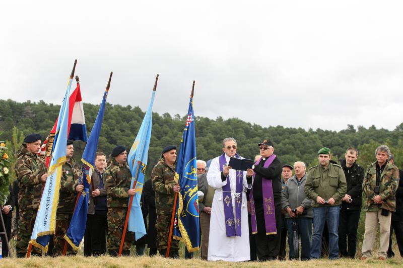Polaganjem vijenaca na središnjem križu, u Novigradu je obilježena obljetnica pogibije članova HRM-a i Druge gardijske brigade za vrijeme akcije Maslenica. Photo: Dino Stanin/PIXSELL Polaganjem vijenaca na središnjem križu, u Novigradu je obilježena obljetnica pogibije članova HRM-a i Druge gardijske brigade za vrijeme akcije Maslenica. Photo: Dino Stanin/PIXSELL