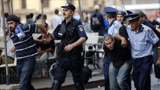 Temisvar, Rumunjska, 011009.
Na jednom od gradskih trgova doslo je do sukoba izmedju navijaca Dinama i rumunjskih navijaca pred utakmicu Temisvar – Dinamo. Policija je nerede vrlo brzo ugusila.
Foto: CROPIX Temisvar, Rumunjska, 011009.
Na jednom od gradskih trgova doslo je do sukoba izmedju navijaca Dinama i rumunjskih navijaca pred utakmicu Temisvar – Dinamo. Policija je nerede vrlo brzo ugusila.
Foto: CROPIX