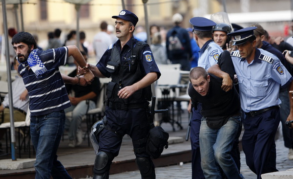 Temisvar, Rumunjska, 011009.
Na jednom od gradskih trgova doslo je do sukoba izmedju navijaca Dinama i rumunjskih navijaca pred utakmicu Temisvar – Dinamo. Policija je nerede vrlo brzo ugusila.
Foto: CROPIX Temisvar, Rumunjska, 011009.
Na jednom od gradskih trgova doslo je do sukoba izmedju navijaca Dinama i rumunjskih navijaca pred utakmicu Temisvar – Dinamo. Policija je nerede vrlo brzo ugusila.
Foto: CROPIX