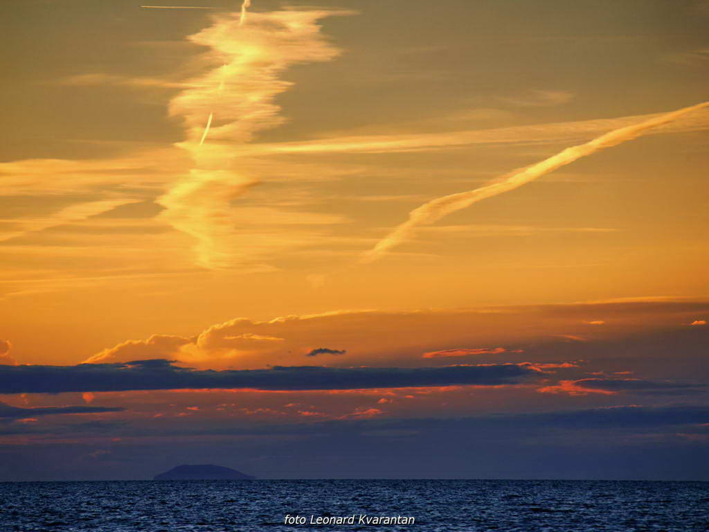 Punta Skala: Sunce tone u beskraj valova