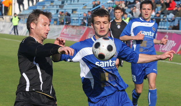 Zadar, 190311. Stadion Stanovi. Nogometna utakmica 22. kola 1. HNL izmedju NK Zadar i NK Lokomotiva. Na slici: Stjepan Skocibusic i Nino Bule Foto: Vladimir Ivanov / CROPIX