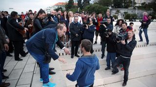 04.04.2014., Zadar – Australac Jason Grdovich zaprosio je svoju djevojku na Morskim Orguljama nakon devet godina veze, a cinu su svjedocili popularni pjevac Mladen Grdovic, gradonacelnik Bozidar Kalmeta, predsjednik zadarske TZ Zvonko Supe te mnogi medi