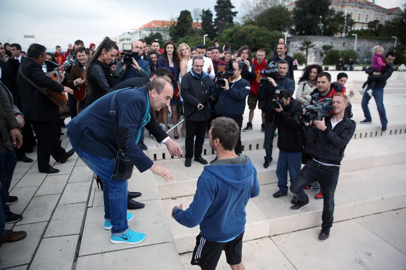 04.04.2014., Zadar – Australac Jason Grdovich zaprosio je svoju djevojku na Morskim Orguljama nakon devet godina veze, a cinu su svjedocili popularni pjevac Mladen Grdovic, gradonacelnik Bozidar Kalmeta, predsjednik zadarske TZ Zvonko Supe te mnogi medi