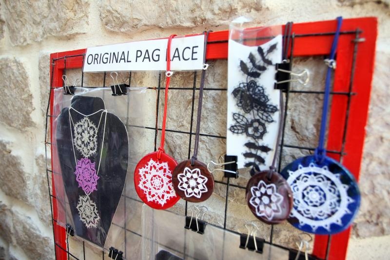 Paške čipkarice na djelu u izradi paške čipke, Foto: Luka Stanzl/PIXSELL