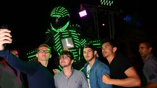 Nostromo & Vagabundo Vir: DJ Djuka i Led robot Nostromo & Vagabundo Vir: DJ Djuka i Led robot