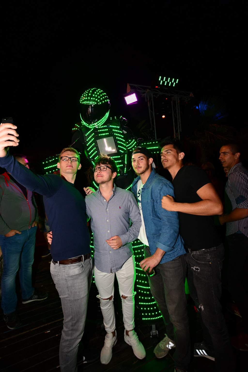 Nostromo & Vagabundo Vir: DJ Djuka i Led robot Nostromo & Vagabundo Vir: DJ Djuka i Led robot