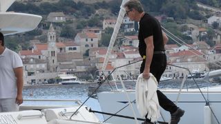 Pierce Brosnan prije isplovljavanja popio kavu i fotografirao se s obožavateljicom Pierce Brosnan prije isplovljavanja popio kavu i fotografirao se s obožavateljicom