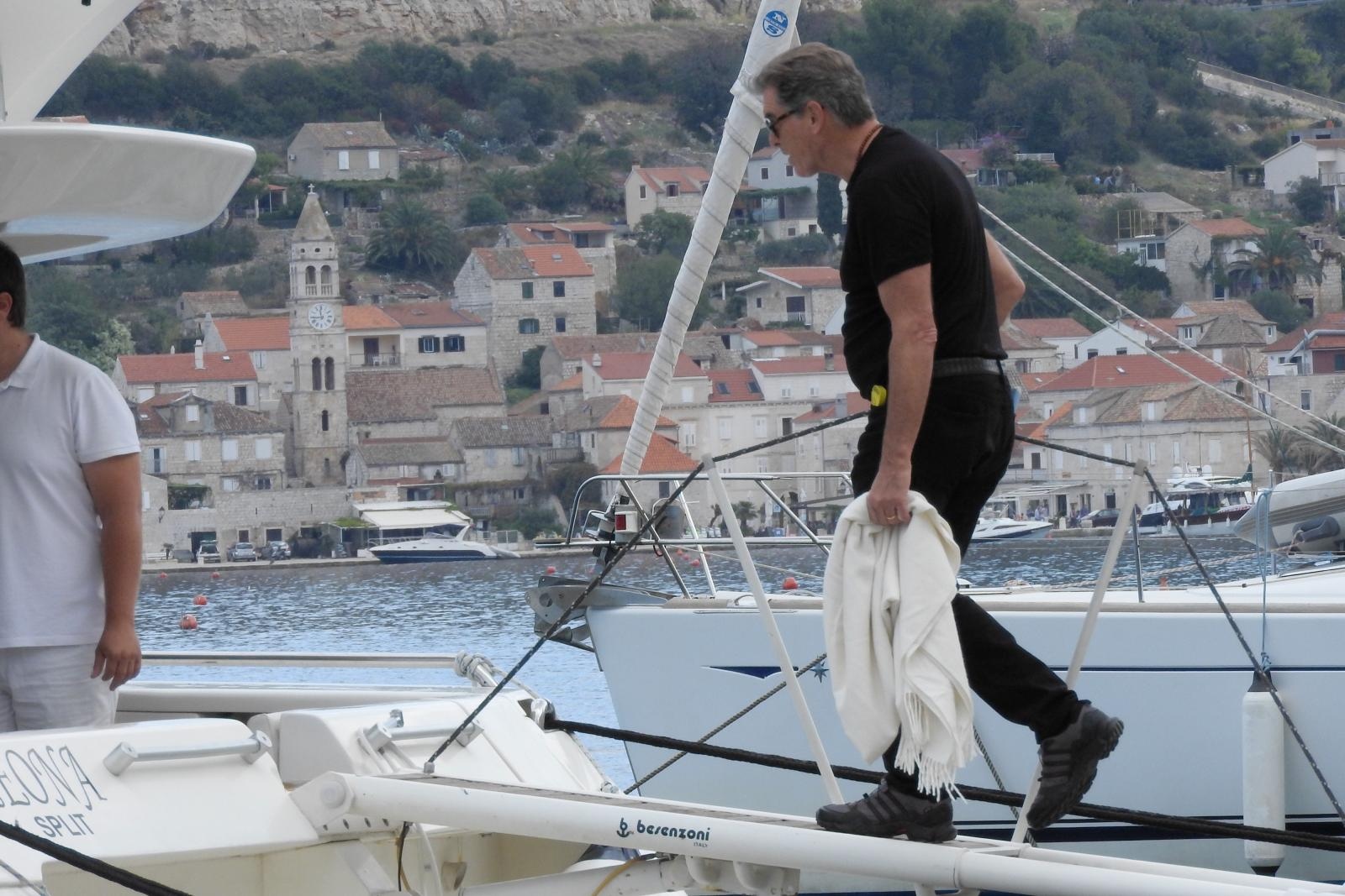 Pierce Brosnan prije isplovljavanja popio kavu i fotografirao se s obožavateljicom Pierce Brosnan prije isplovljavanja popio kavu i fotografirao se s obožavateljicom