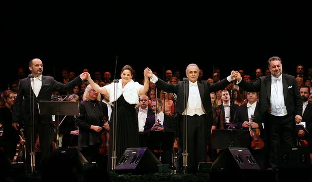 Zagreb, 191209.
U Areni Zagreb odrzan je humanitarni koncert naziva Korak u zivot u svrhu prikupljanja novca za skolovanje djece iz djecjih domova. Nastupili su Jose Carreras, Tony Cetinski i Celine Byrne.
Na slici: Jose Carreras, Tony Cetinski i Celine B