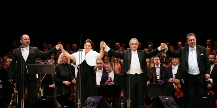 Zagreb, 191209.
U Areni Zagreb odrzan je humanitarni koncert naziva Korak u zivot u svrhu prikupljanja novca za skolovanje djece iz djecjih domova. Nastupili su Jose Carreras, Tony Cetinski i Celine Byrne.
Na slici: Jose Carreras, Tony Cetinski i Celine B