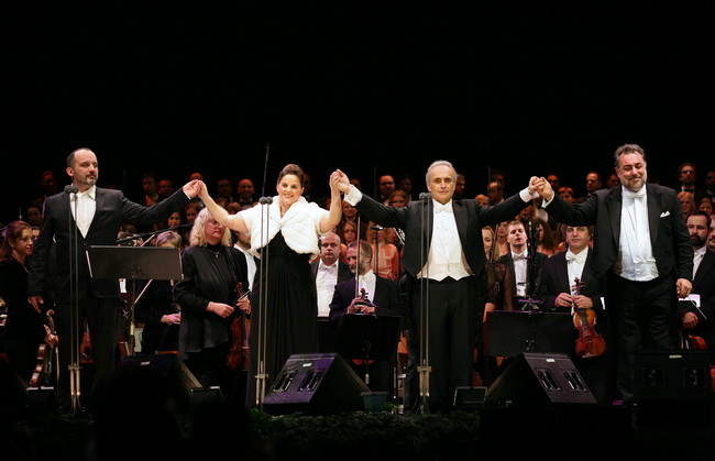 Zagreb, 191209.
U Areni Zagreb odrzan je humanitarni koncert naziva Korak u zivot u svrhu prikupljanja novca za skolovanje djece iz djecjih domova. Nastupili su Jose Carreras, Tony Cetinski i Celine Byrne.
Na slici: Jose Carreras, Tony Cetinski i Celine B Zagreb, 191209.
U Areni Zagreb odrzan je humanitarni koncert naziva Korak u zivot u svrhu prikupljanja novca za skolovanje djece iz djecjih domova. Nastupili su Jose Carreras, Tony Cetinski i Celine Byrne.
Na slici: Jose Carreras, Tony Cetinski i Celine B