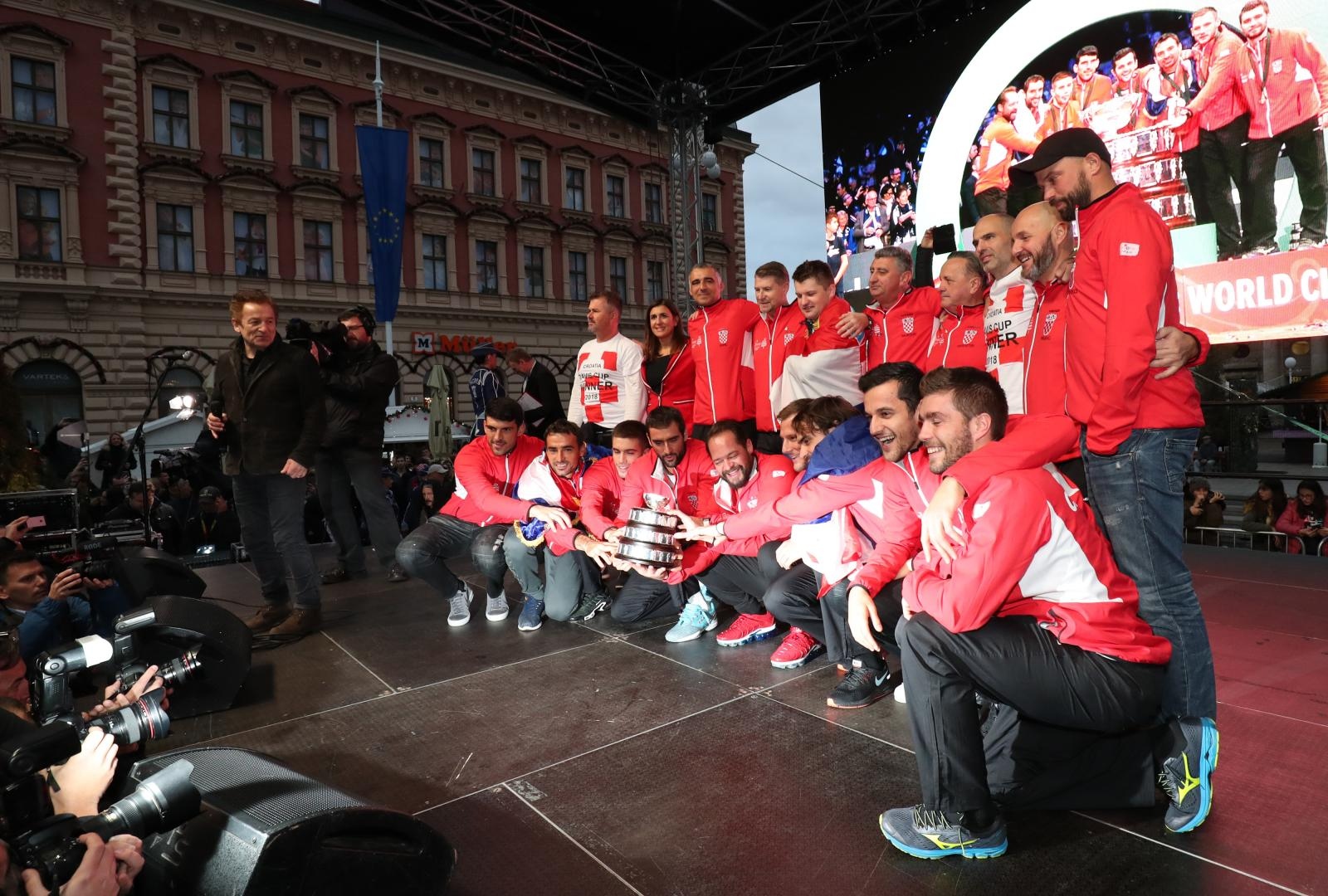 Zlatne tenisače na Trgu bana Josipa Jelačića dočekale tisuće navijača Zlatne tenisače na Trgu bana Josipa Jelačića dočekale tisuće navijača