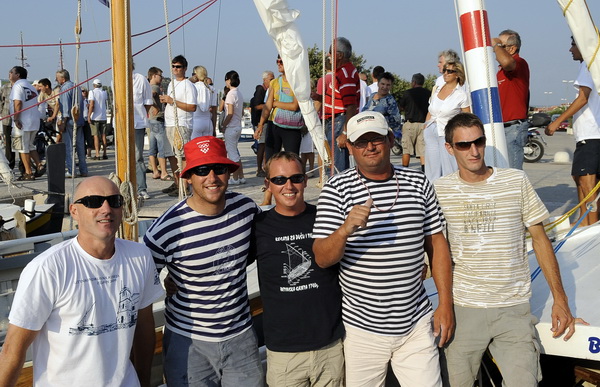 Murter, 270909.
Regata Latinsko idro.
Svake godine u povodu blagdana sv. Mihovila, zastitnika murterske zupe, odrzava se regata Latinsko idro. Start joj je uvijek u uvali Hramina, plovi se iskljucivo latinskim jedrom u tradicijskim brodovima rasporedjenim Murter, 270909.
Regata Latinsko idro.
Svake godine u povodu blagdana sv. Mihovila, zastitnika murterske zupe, odrzava se regata Latinsko idro. Start joj je uvijek u uvali Hramina, plovi se iskljucivo latinskim jedrom u tradicijskim brodovima rasporedjenim