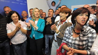 Zadar, 190513.
Lokalni izbori 2013.
Stozer HDZ-a.
HDZ slavi pobjedu na lokalnim izborima. Prema nesluzbenim rezultatima pobijedili su u utrci za zupanijsku skupstinu, gradsko vijece, stari novi zupan Stipe Zrilic je takodjer premocno pobijedio, a Bozidar Zadar, 190513.
Lokalni izbori 2013.
Stozer HDZ-a.
HDZ slavi pobjedu na lokalnim izborima. Prema nesluzbenim rezultatima pobijedili su u utrci za zupanijsku skupstinu, gradsko vijece, stari novi zupan Stipe Zrilic je takodjer premocno pobijedio, a Bozidar