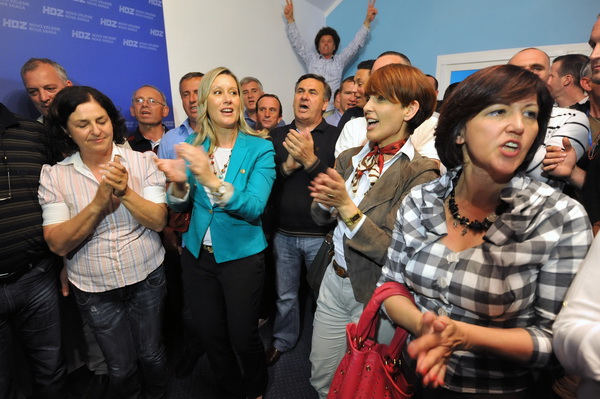 Zadar, 190513.
Lokalni izbori 2013.
Stozer HDZ-a.
HDZ slavi pobjedu na lokalnim izborima. Prema nesluzbenim rezultatima pobijedili su u utrci za zupanijsku skupstinu, gradsko vijece, stari novi zupan Stipe Zrilic je takodjer premocno pobijedio, a Bozidar Zadar, 190513.
Lokalni izbori 2013.
Stozer HDZ-a.
HDZ slavi pobjedu na lokalnim izborima. Prema nesluzbenim rezultatima pobijedili su u utrci za zupanijsku skupstinu, gradsko vijece, stari novi zupan Stipe Zrilic je takodjer premocno pobijedio, a Bozidar