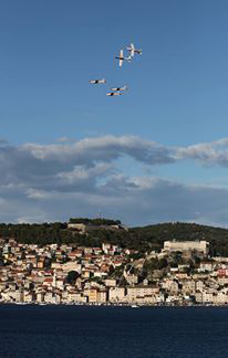 Akrobacije “Krila Oluje” iznad Šibenika, foto: Boris Stanić