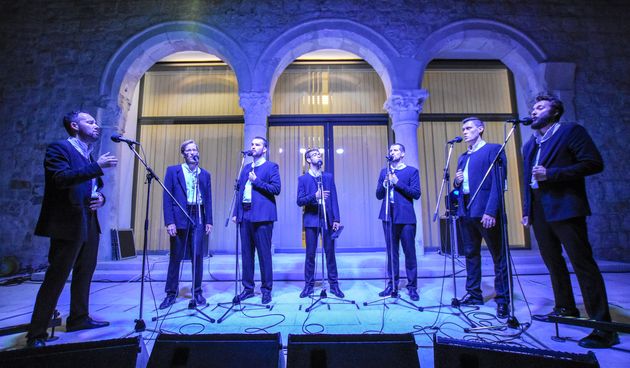Klapa Bošket nastupila u Pagu