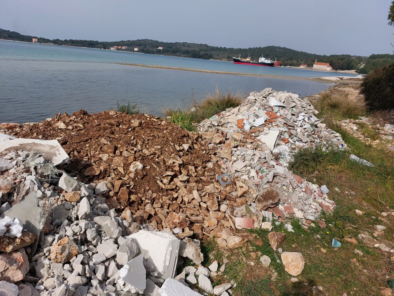 Na Pašmanu ponovno ilegalni otpad, iz Općine traže pomoć u pronalasku počinitelja Na Pašmanu ponovno ilegalni otpad, iz Općine traže pomoć u pronalasku počinitelja