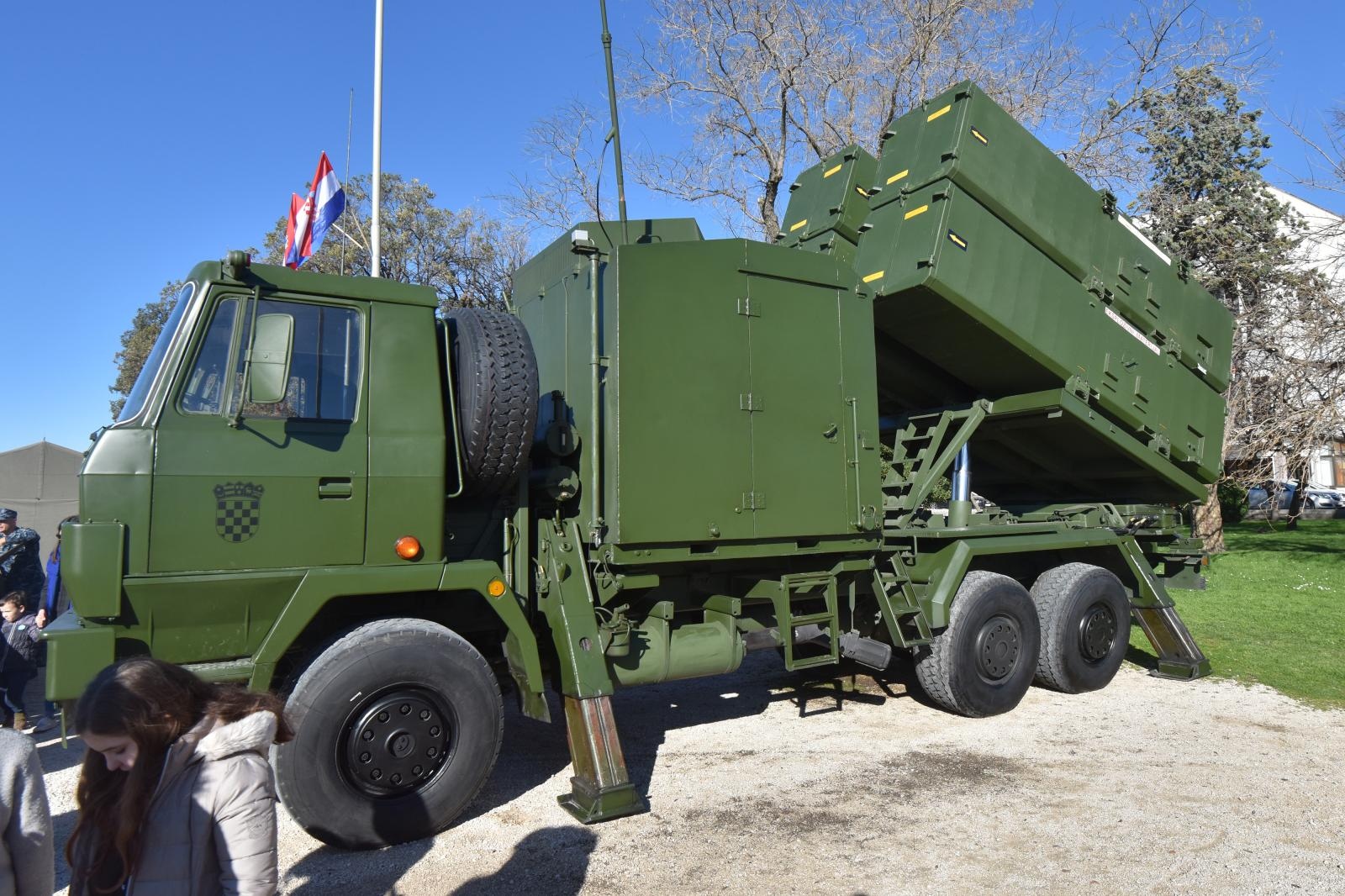 Otvorena izložba vojne opreme, oružja i vozila na zadarskoj rivi