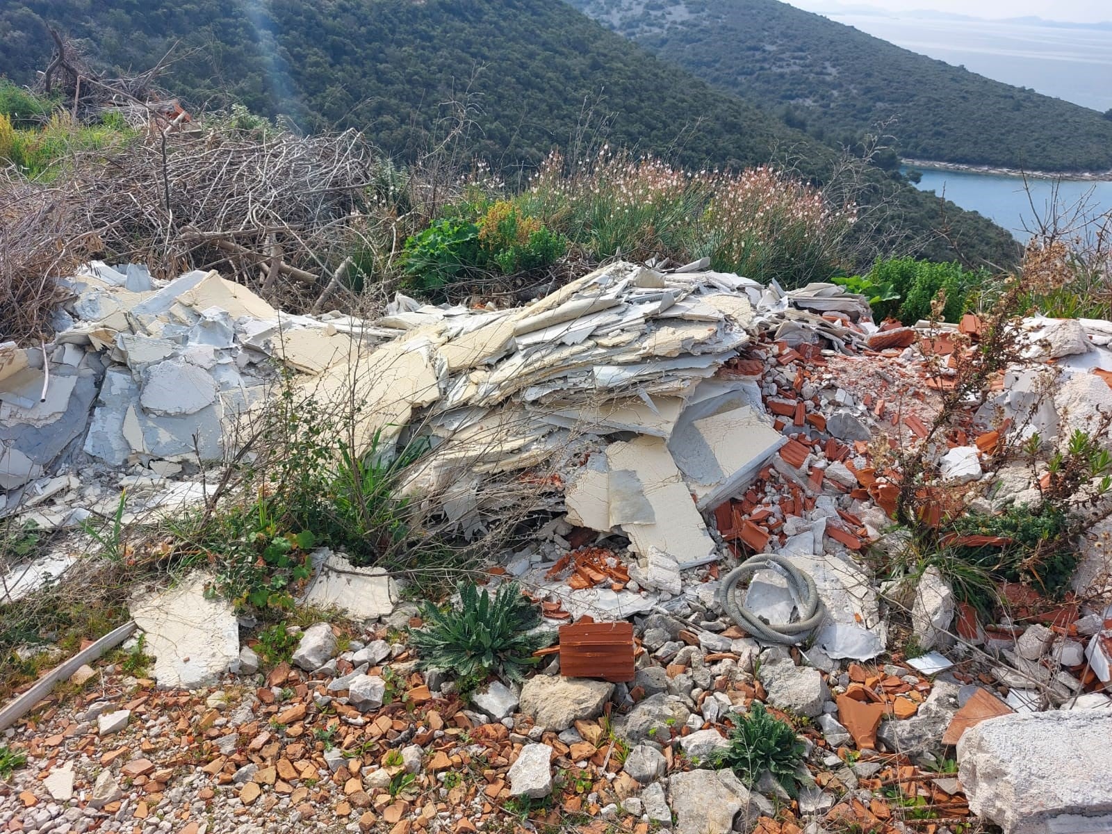 Na Pašmanu ponovno ilegalni otpad, iz Općine traže pomoć u pronalasku počinitelja Na Pašmanu ponovno ilegalni otpad, iz Općine traže pomoć u pronalasku počinitelja