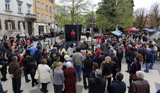 Pula, 131110.
Na pulskoj je trznici odrzan javni prosvjed strajkasa novinara Glas Istre sa sindikatom Istre i Kvarnera. Prosvjedu su se prikljucili ostali sindikati ali i gradjani . 
Foto: Srecko Niketic / CROPIX