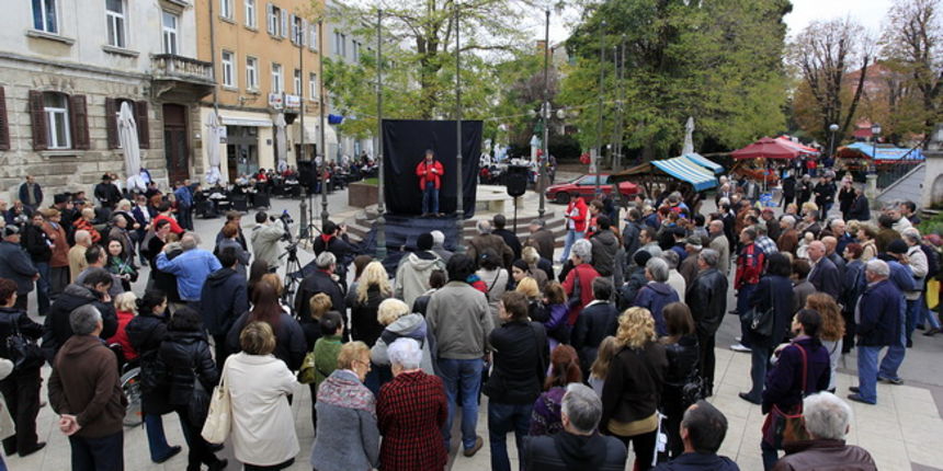 Pula, 131110.
Na pulskoj je trznici odrzan javni prosvjed strajkasa novinara Glas Istre sa sindikatom Istre i Kvarnera. Prosvjedu su se prikljucili ostali sindikati ali i gradjani . 
Foto: Srecko Niketic / CROPIX