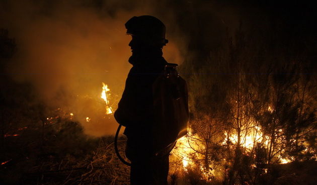 Zadar, 070311. Vatrogasci iz Zadra od popodnevnih sati bore se sa pozarom koji je izbio na podrucju izmedju Zadra i Murvice, tocnije na predjelu Baricevici. Foto: Jure Miskovic / CROPIX