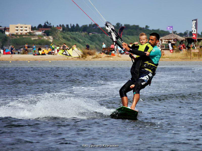 Kite surferi guštaju u Ninu