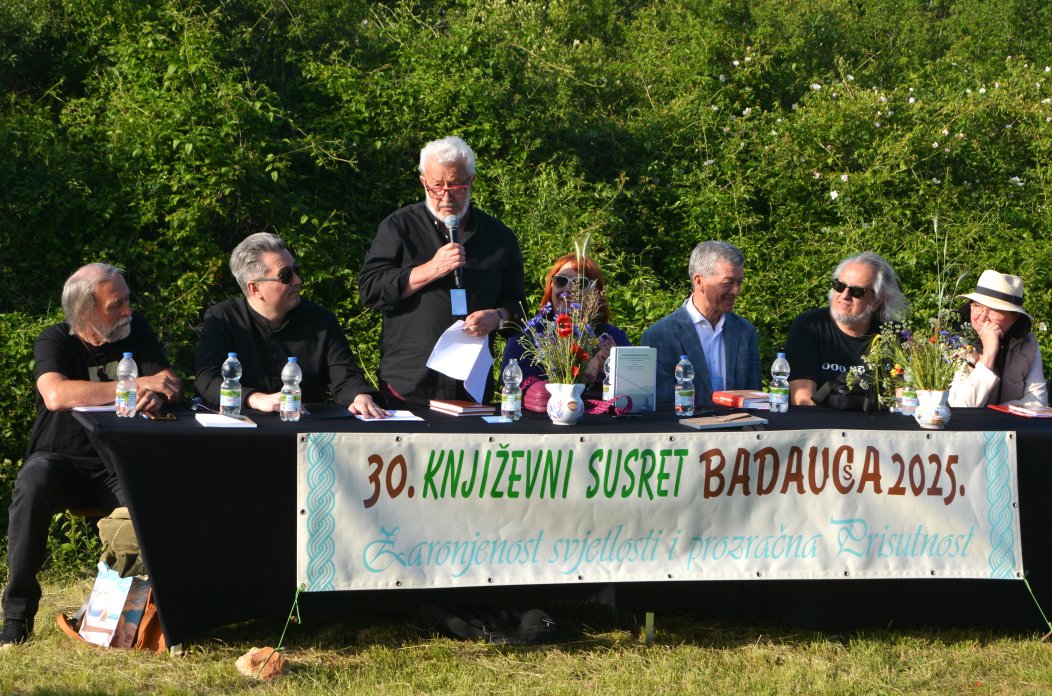 1 Tomislav Marijan Bilosnić kazuje svoje pjesme na Badavci 2025. 1 Tomislav Marijan Bilosnić kazuje svoje pjesme na Badavci 2025.