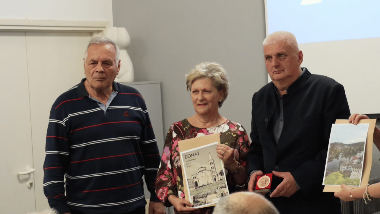 Dodjela nagrada Goran Bujić – Književnici novinari i Donat 2025 održana je u MMD Gradske knjižnice Zadar, u svečanoj atmosferi koja je okupila književnike, kulturne djelatnike i ljubitelje umjetnosti.