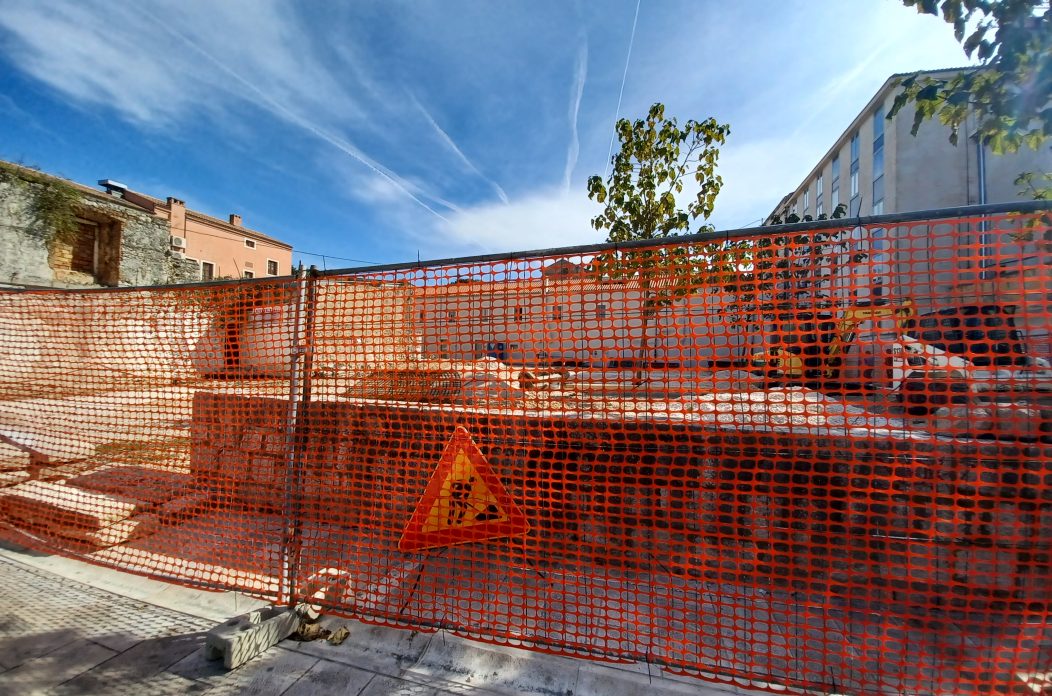 Zlatarska ulica plato iza palace cedulin