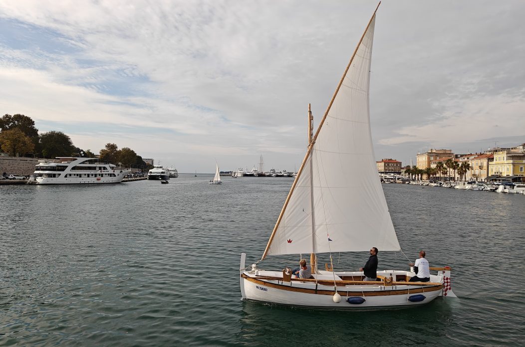 U ponedjeljak je tako održan mali defile tradicijskih brodova u uvali Jazine kanata U ponedjeljak je tako održan mali defile tradicijskih brodova u uvali Jazine
