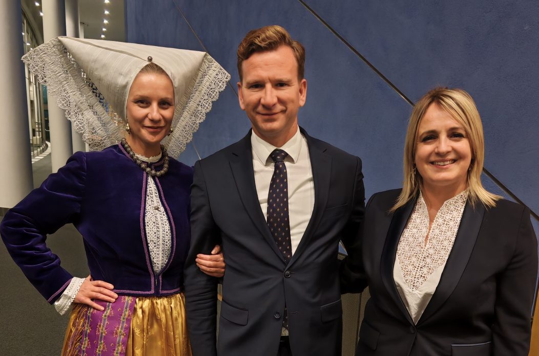 Paški sir i nošnja zvijezde na obljetnici 1100 godina hrvatskog kraljevstva u Europskom parlamentu Paški sir i nošnja zvijezde na obljetnici 1100 godina hrvatskog kraljevstva u Europskom parlamentu