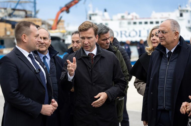 U sklopu radnog posjeta Hrvatskoj povjerenik Europske komisije za ribarstvo i oceane Costas Kadis u pratnji potpredsjednika Vlade i ministra poljoprivrede, šumarstva i ribarstva Davida Vlajčića stigao je u Zadar