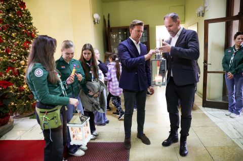 U Dom Zadarske županije i ove je godine stiglo Betlehemsko svjetlo mira, koje su županu Josipu Bilaveru i zamjeniku župana Robertinu Dujeli predali mladi izviđači iz Udruge izviđača Zarus. U Dom Zadarske županije i ove je godine stiglo Betlehemsko svjetlo mira, koje su županu Josipu Bilaveru i zamjeniku župana Robertinu Dujeli predali mladi izviđači iz Udruge izviđača Zarus.