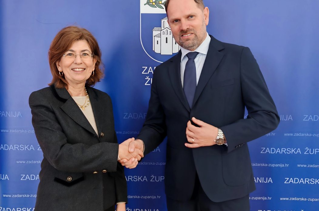 Zadarsku županiju posjetila je veleposlanica Portugala u Republici Hrvatskoj, Nj. E. Maria Manuel Quintela Batista Durão, u pratnji lektorice portugalskog jezika na Sveučilištu u Zadru, Glórie Marques Ferreira. Posjet je bio usmjeren na jačanje suradnje u područjima gospodarstva, obrazovanja i razmjene znanja.