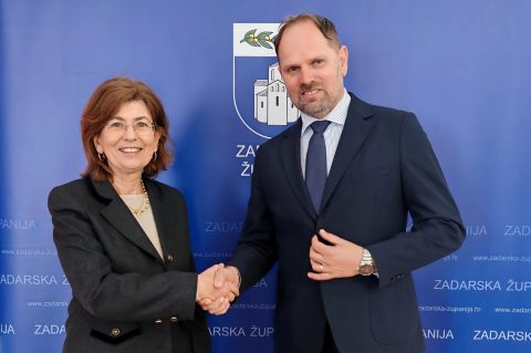 Zadarsku županiju posjetila je veleposlanica Portugala u Republici Hrvatskoj, Nj. E. Maria Manuel Quintela Batista Durão, u pratnji lektorice portugalskog jezika na Sveučilištu u Zadru, Glórie Marques Ferreira. Posjet je bio usmjeren na jačanje suradnje u područjima gospodarstva, obrazovanja i razmjene znanja.