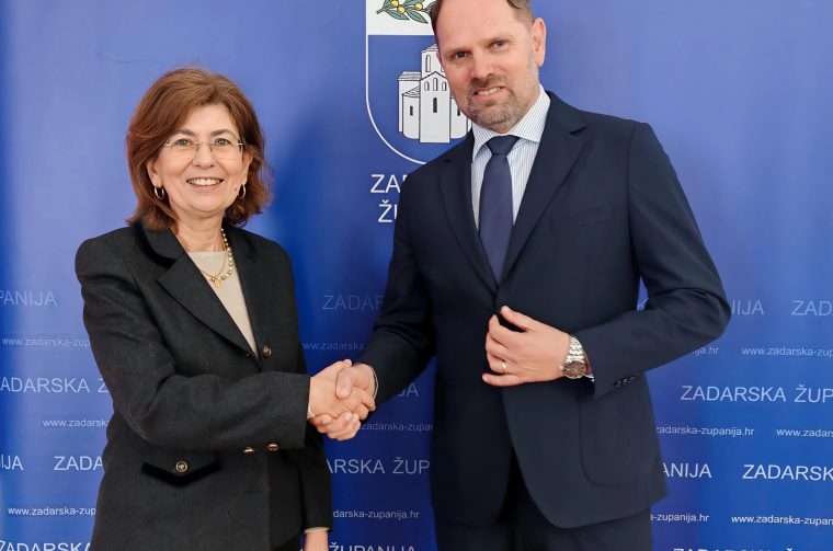 Zadarsku županiju posjetila je veleposlanica Portugala u Republici Hrvatskoj, Nj. E. Maria Manuel Quintela Batista Durão, u pratnji lektorice portugalskog jezika na Sveučilištu u Zadru, Glórie Marques Ferreira. Posjet je bio usmjeren na jačanje suradnje u područjima gospodarstva, obrazovanja i razmjene znanja.