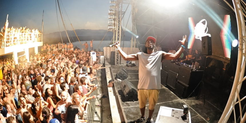 Zrce, 020712,
Nocni zivot na plazi Zrce.
Hideout Festival, do sada bio najposjeceniji dan , s oko otprilike 5000 posjetitelja samo u Aquariusu. Kao zvijezda veceri nastupio je Skrillex , a osim njega nastupali su Skream and Benga, Chase and Status, Sub Fo
