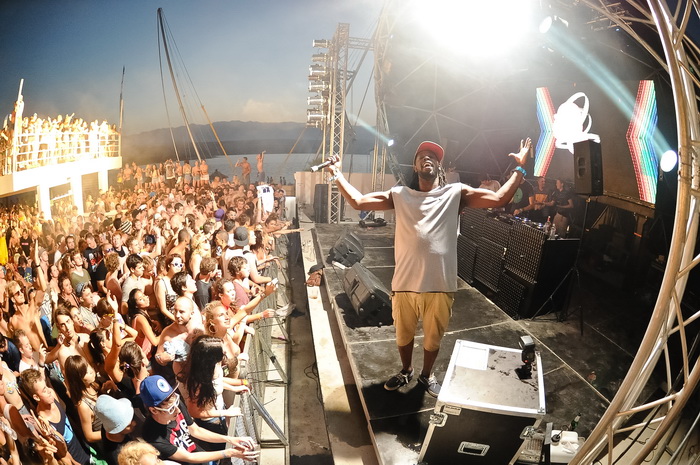 Zrce, 020712,
Nocni zivot na plazi Zrce.
Hideout Festival, do sada bio najposjeceniji dan , s oko otprilike 5000 posjetitelja samo u Aquariusu. Kao zvijezda veceri nastupio je Skrillex , a osim njega nastupali su Skream and Benga, Chase and Status, Sub Fo Zrce, 020712,
Nocni zivot na plazi Zrce.
Hideout Festival, do sada bio najposjeceniji dan , s oko otprilike 5000 posjetitelja samo u Aquariusu. Kao zvijezda veceri nastupio je Skrillex , a osim njega nastupali su Skream and Benga, Chase and Status, Sub Fo