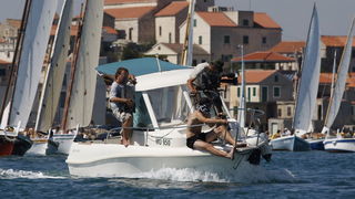 Betina, 150811.
9. Regata za dusu i tilo, regata tradicionalnih brodova na latinsko jedro
Na slici: redatelj Hrvoje Hribar sa snimateljem Borisom Poljakom snimao je materijale za dokumentarac
Foto: Bozo Vukicevic / CROPIX Betina, 150811.
9. Regata za dusu i tilo, regata tradicionalnih brodova na latinsko jedro
Na slici: redatelj Hrvoje Hribar sa snimateljem Borisom Poljakom snimao je materijale za dokumentarac
Foto: Bozo Vukicevic / CROPIX