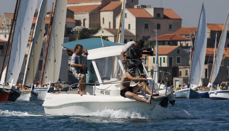 Betina, 150811.
9. Regata za dusu i tilo, regata tradicionalnih brodova na latinsko jedro
Na slici: redatelj Hrvoje Hribar sa snimateljem Borisom Poljakom snimao je materijale za dokumentarac
Foto: Bozo Vukicevic / CROPIX Betina, 150811.
9. Regata za dusu i tilo, regata tradicionalnih brodova na latinsko jedro
Na slici: redatelj Hrvoje Hribar sa snimateljem Borisom Poljakom snimao je materijale za dokumentarac
Foto: Bozo Vukicevic / CROPIX