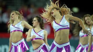 Atraktivne plesačice zagrijale atmosferu u zagrebačkoj Areni