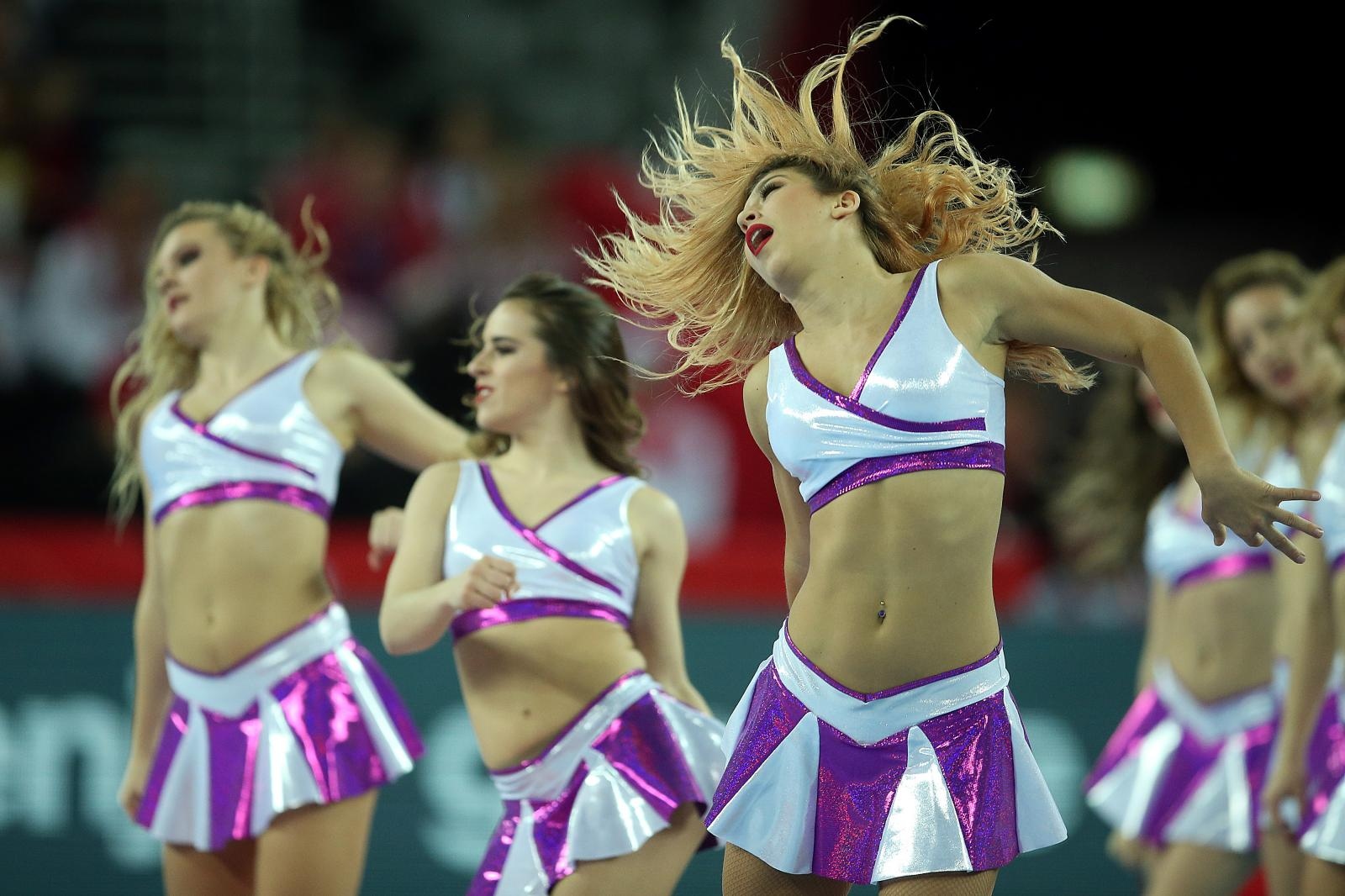 Atraktivne plesačice zagrijale atmosferu u zagrebačkoj Areni